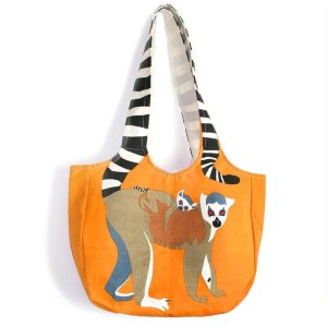 Cotton shoulder bag with colourful ring-tailed lemur design
